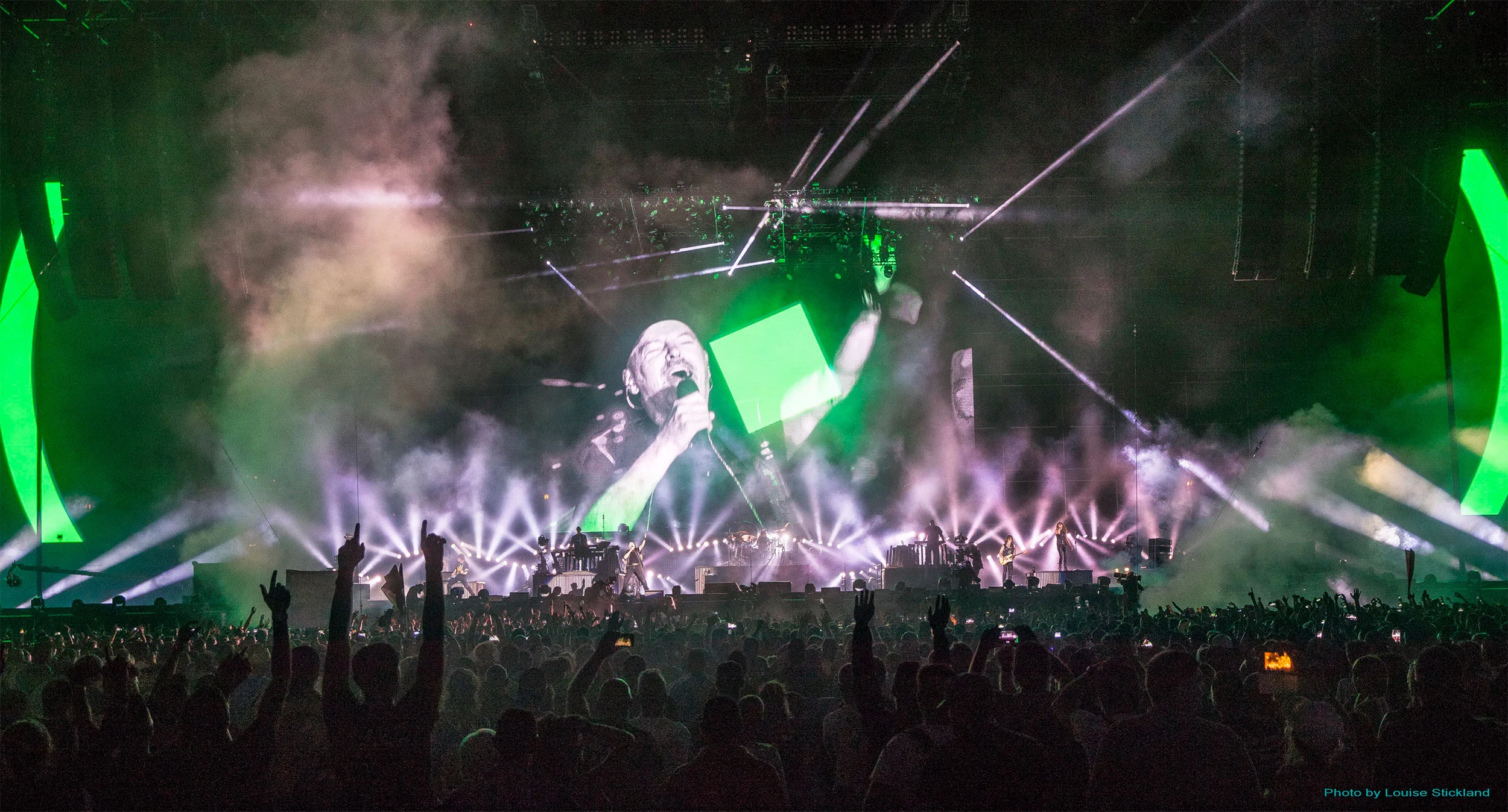 Concert moment with a green light frame, laser beams and the singer close-up on the central screen – Vasco Rossi Modena Park, Italy, 2017 – concert stage design
