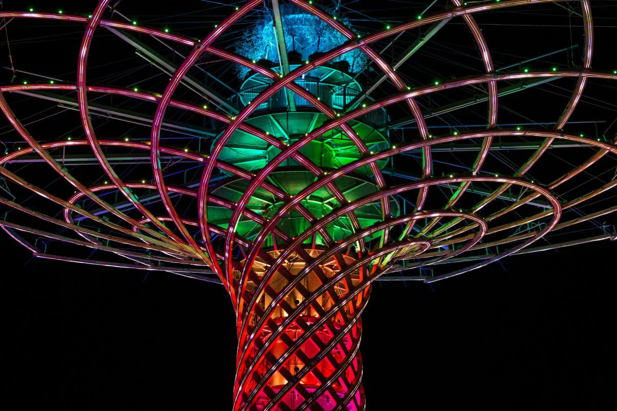 View up into the illuminated crown of the Tree of Life, ribs glowing red, green and blue – Albero della Vita at Expo 2015, Milan, Italy – installation design