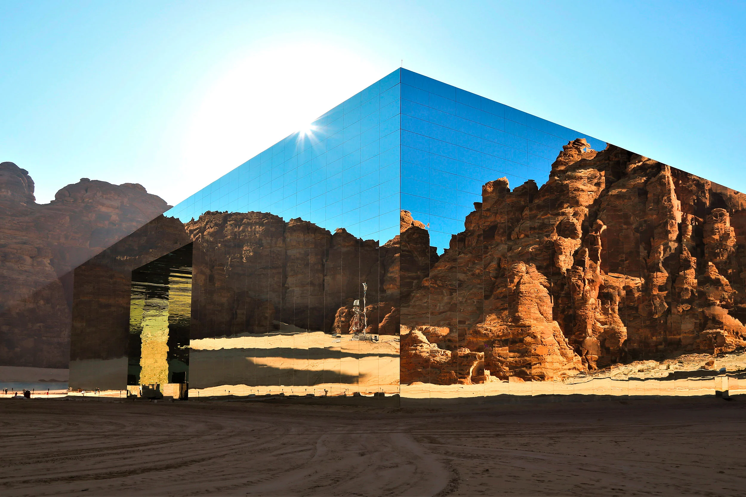 Maraya concert hall: mirrored cube reflecting the sandstone cliffs and blue sky of AlUla – Maraya Concert Hall, AlUla, Saudi Arabia, 2019 – architecture