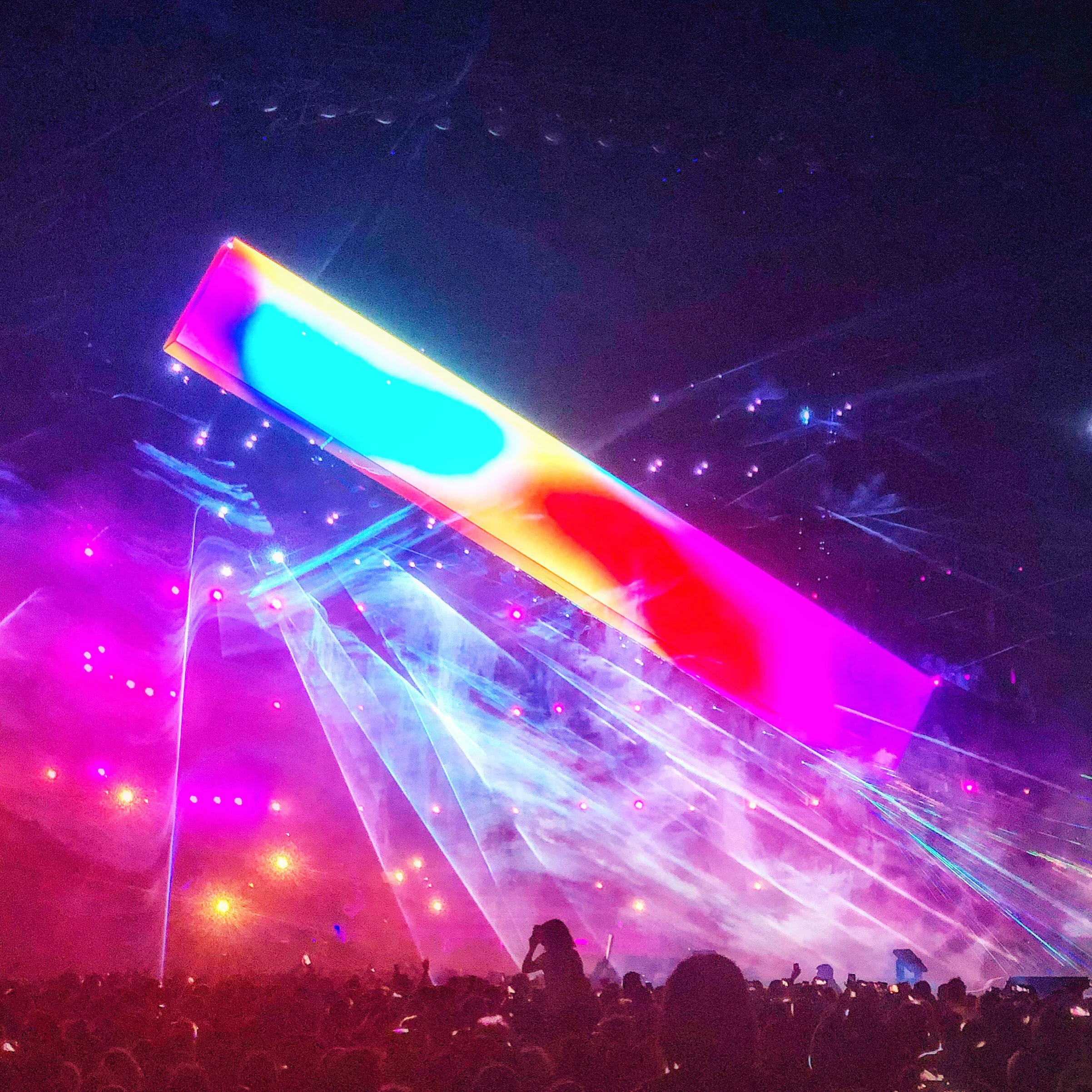 Single tilted video bar in vivid colours above laser beams and a cheering crowd – Cesare Cremonini Stadi 2018, Italy – concert stage design