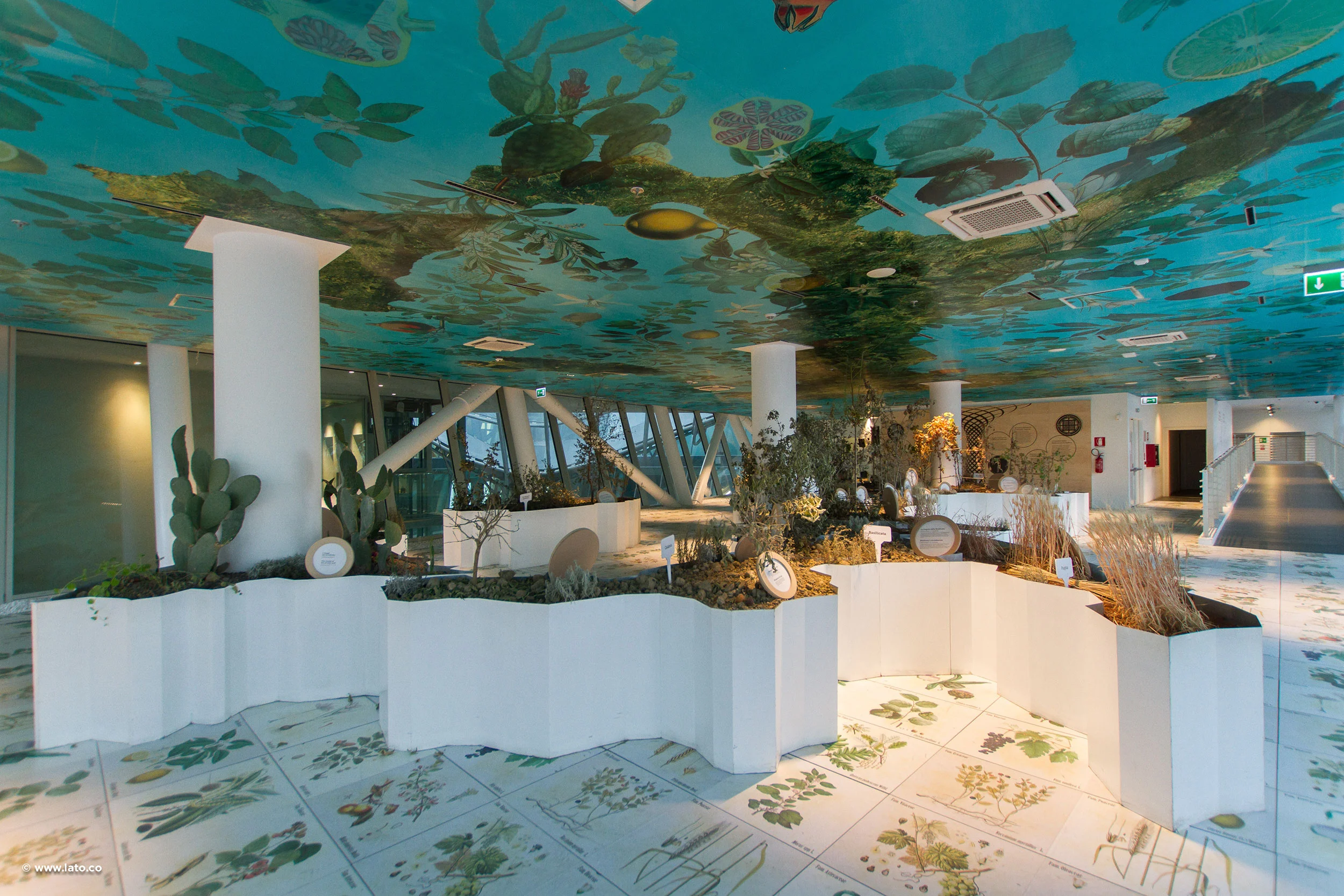 Room with a painted foliage ceiling, white undulating planters with plants and botanical floor tiles – Italian Pavilion at Expo 2015, Milan, Italy – exhibition design