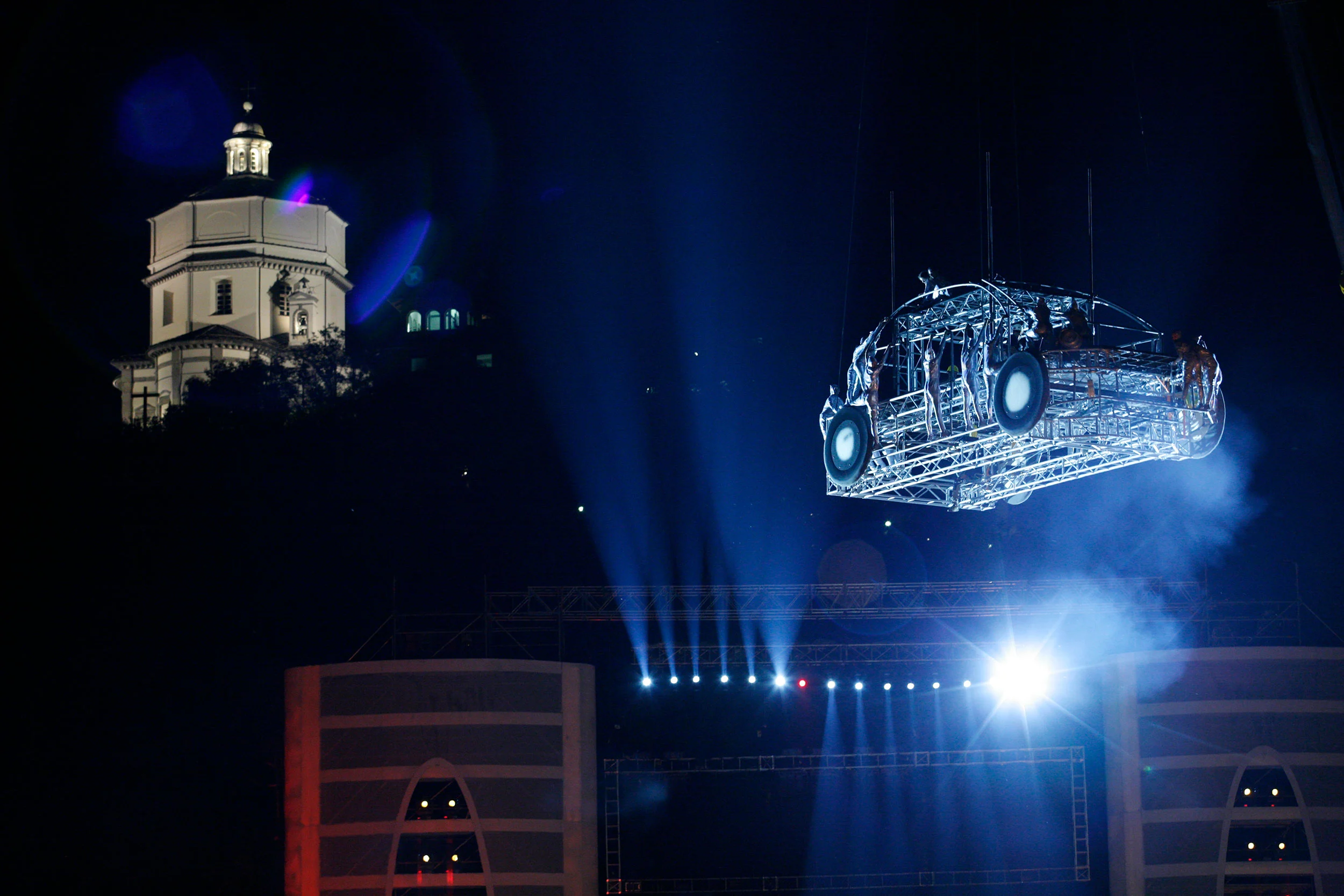 Fiat 500 frame made of metal truss suspended in blue light beams, a domed church lit up behind – Fiat Welcome 500 World Premiere, Turin, Italy, 2007 – event design