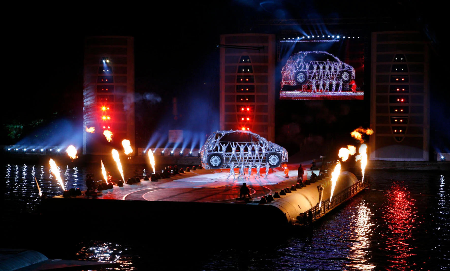 Floating stage on the Po river with a human Fiat 500 framed by flames, a live feed on the screen above – Fiat Welcome 500 World Premiere, Turin, Italy, 2007 – event design