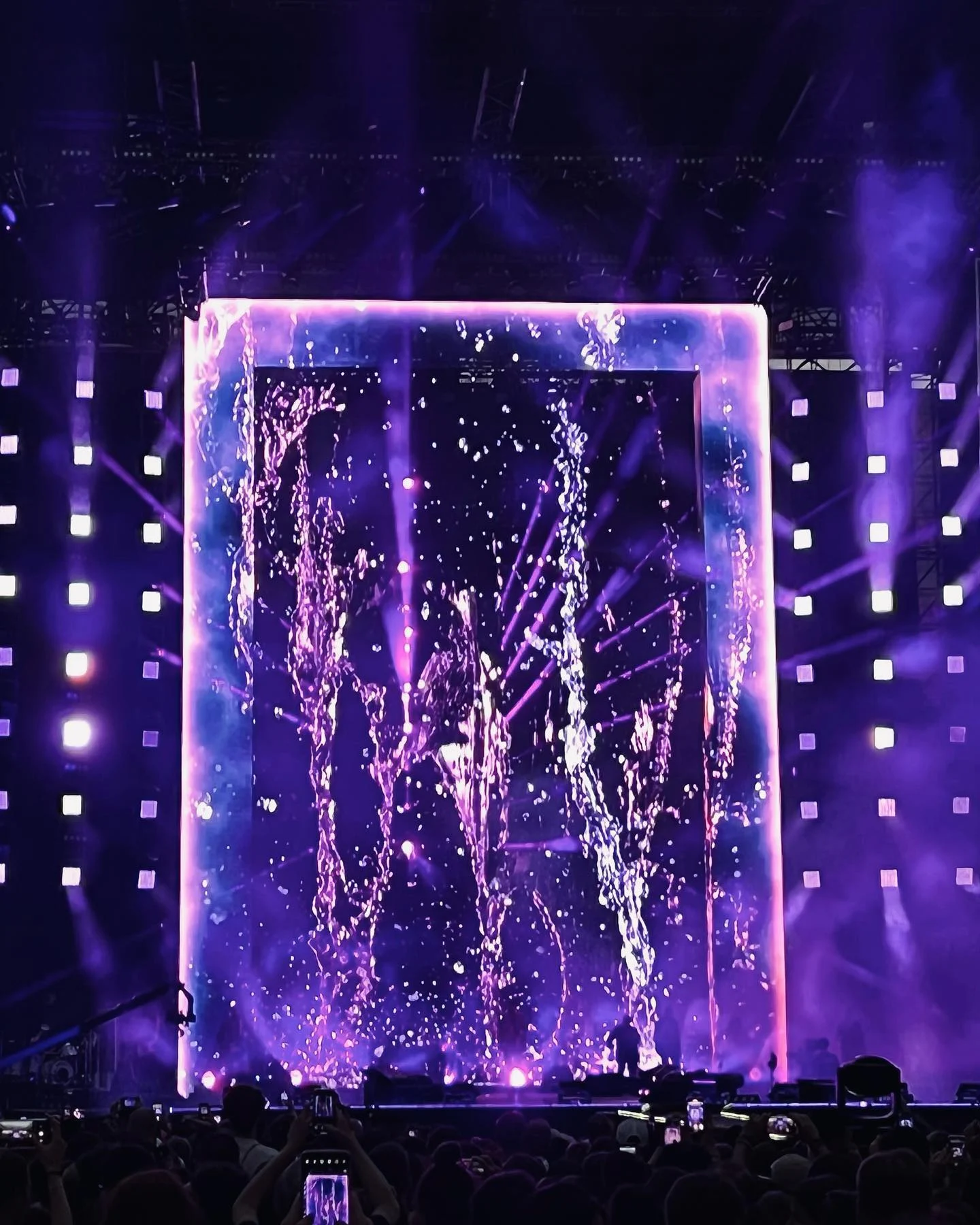 The gate portal framed in purple light, filled with projected splashes of glowing water – Cesare Cremonini Stadi 2022, Italy – concert stage design