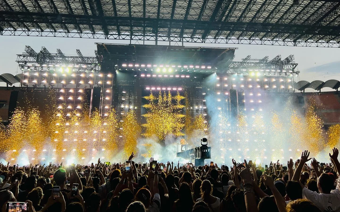 Daytime stadium show with golden pyrotechnic fountains across the stage and a cheering crowd – Cesare Cremonini Stadi 2022, Italy – concert stage design