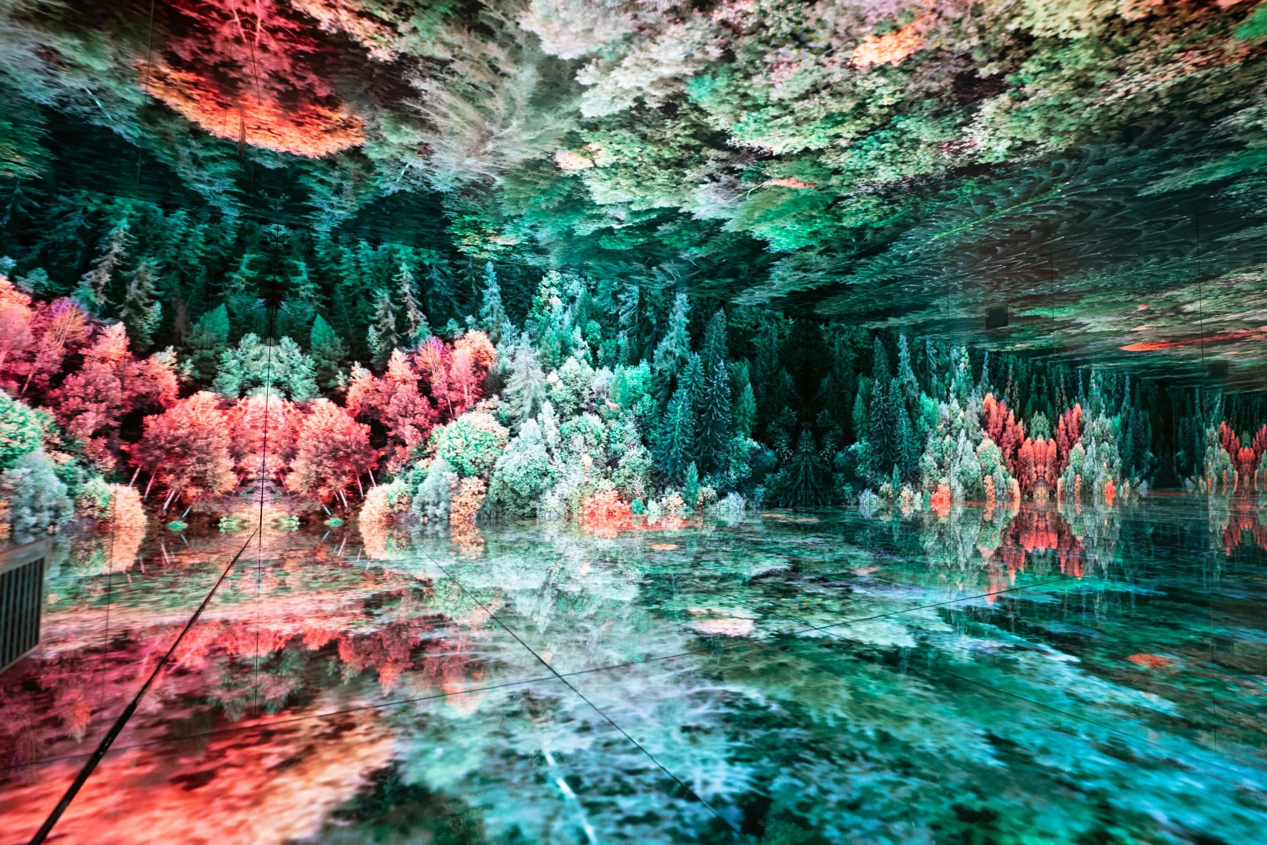 Mirrored room filled with an autumn forest of red and green trees displayed on the LED walls – Mont Blanc Infinity Room at Skyway, Courmayeur, Italy, 2023 – installation design