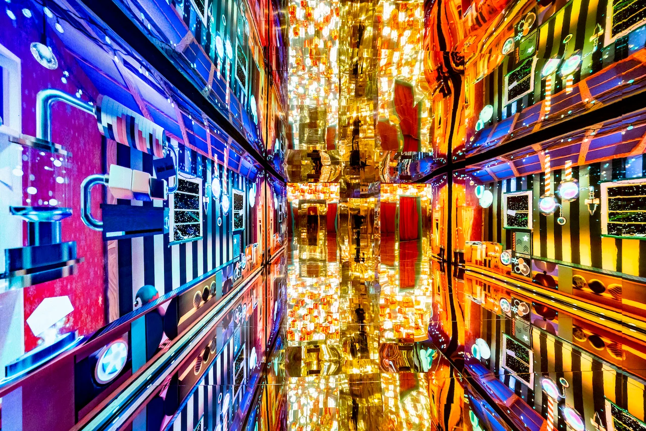 Mirrored room with endless reflections of colourful striped walls and warm golden lights – A Christmas Magic at Allianz MiCo, Milan, Italy, 2023 – event design