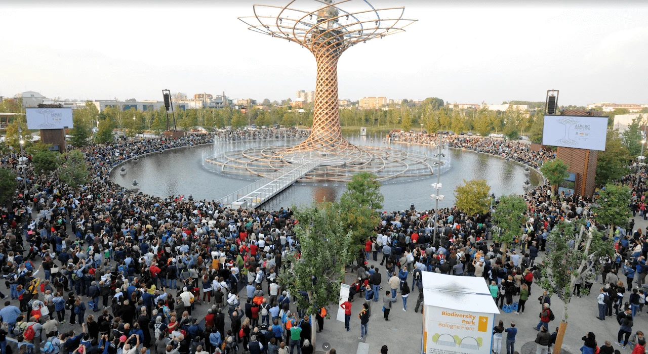 Crowds around the lake watching the Tree of Life show on the Expo 2015 site by day – Albero della Vita at Expo 2015, Milan, Italy – installation design