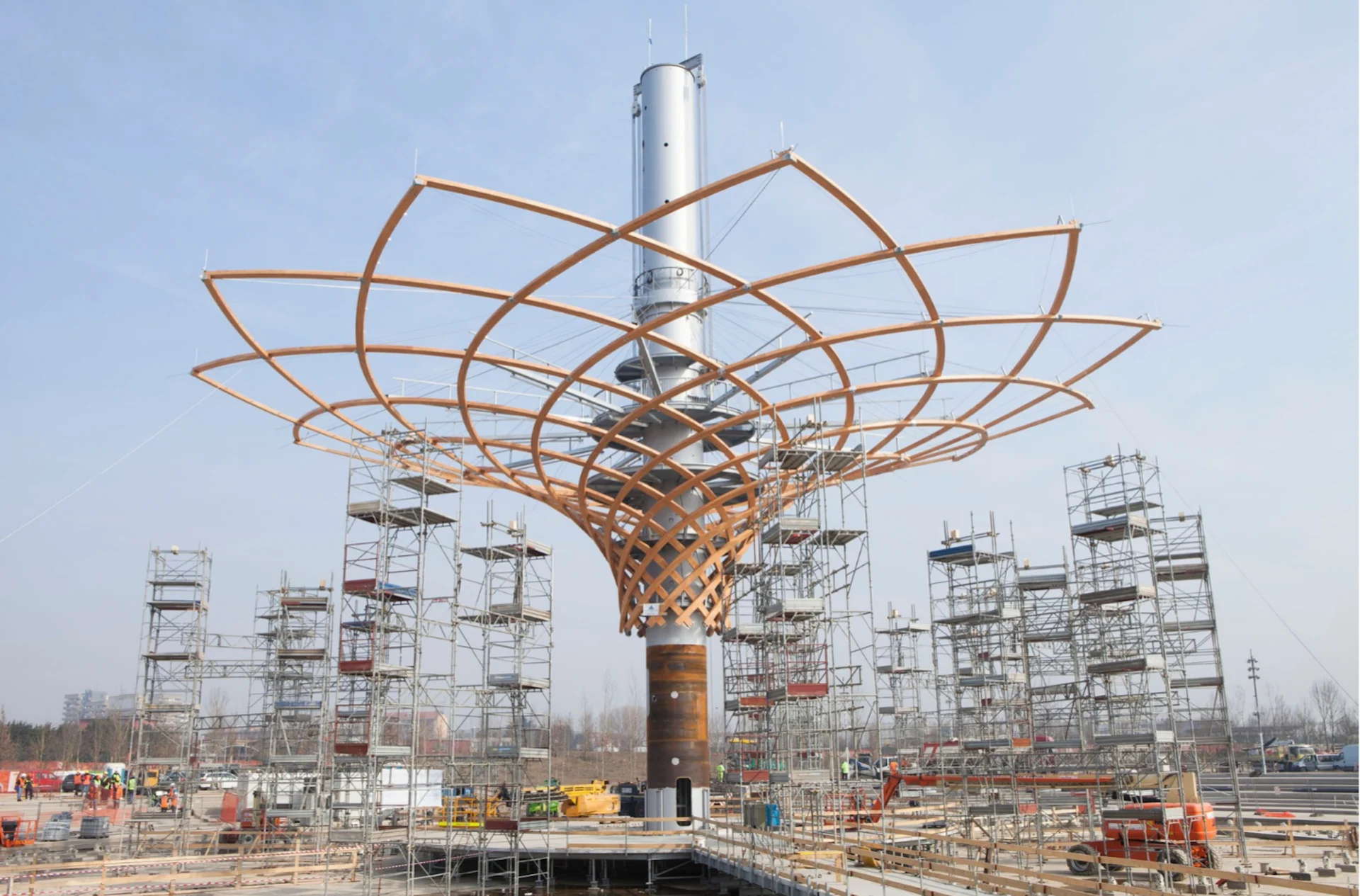 Tree of Life under construction: steel core, wooden crown ribs and scaffolding towers around the base – Albero della Vita at Expo 2015, Milan, Italy – installation design