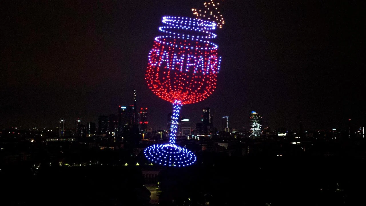 Drones drawing a Campari glass in red and blue lights over the Milan skyline – Milano House of Campari, Italy, 2023 – event design