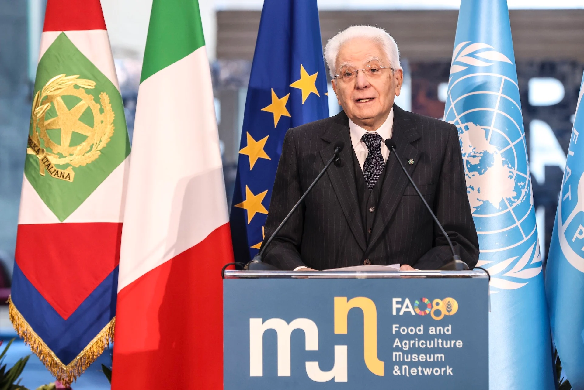 Speaker at the FAO MuNe podium in front of Italian, EU and UN flags at the opening ceremony – FAO MuNe Food and Agriculture Museum, Rome, Italy, 2025 – exhibition design
